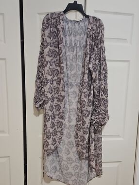 Joyfolie Floral Open Duster in Taupe and Gray